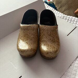 Dansko Gold Antique Tooled Clogs – Women’s Size 38 (US 7.5–8)